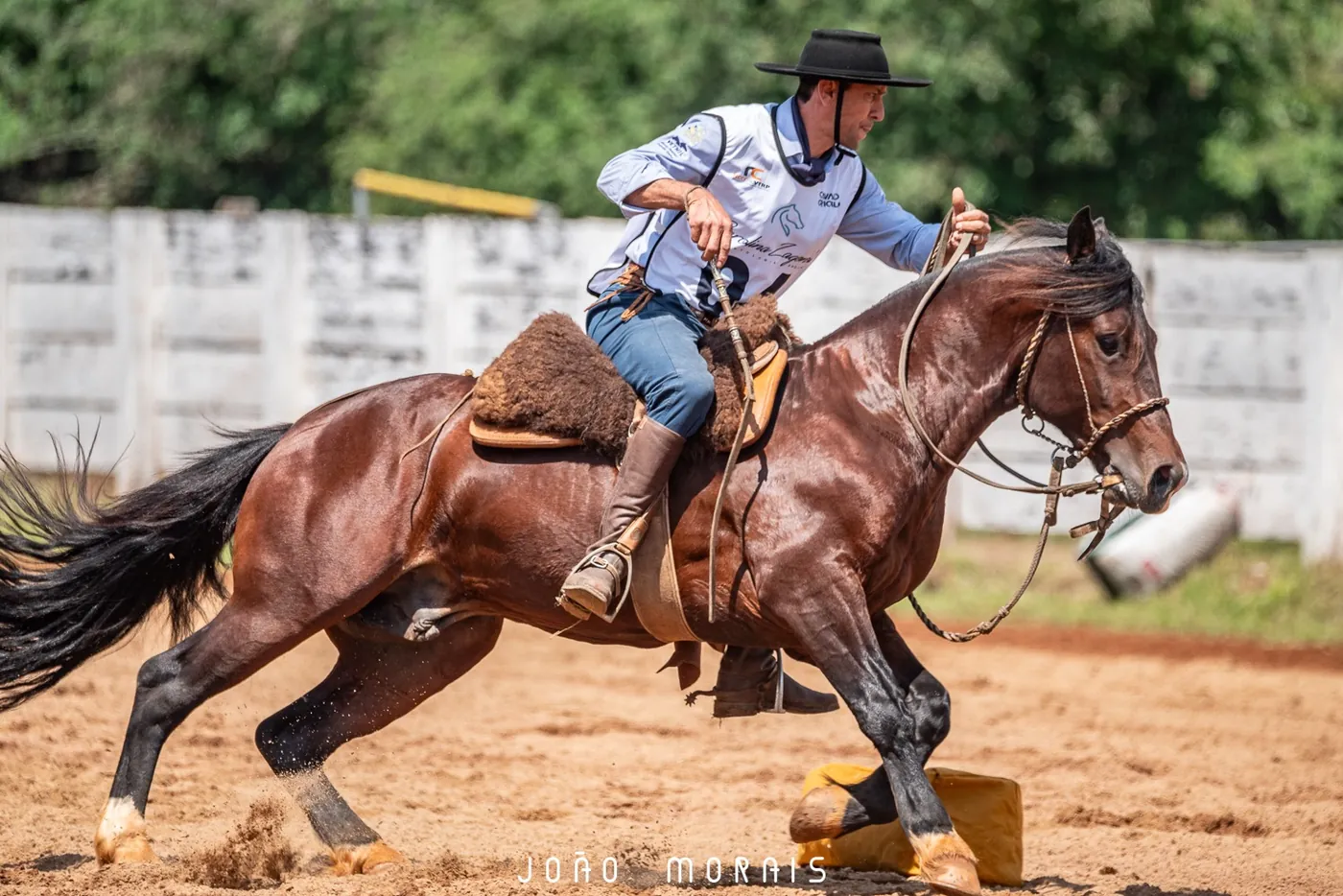 Anderson Nunes conduzindo o cavalo em curva rápida entre os obstáculos