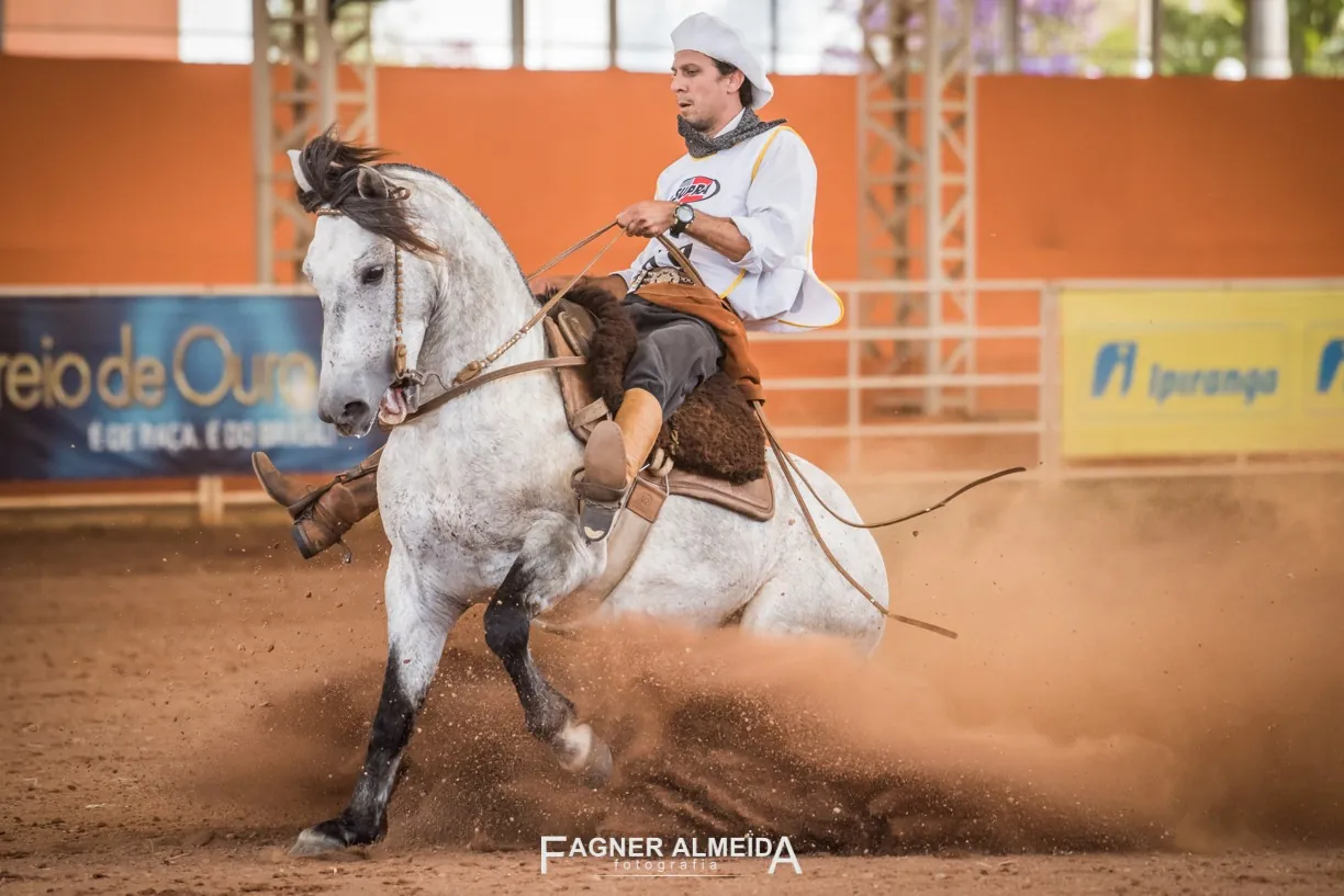 Anderson Nunes em giro sobre a areia com o cavalo cinza